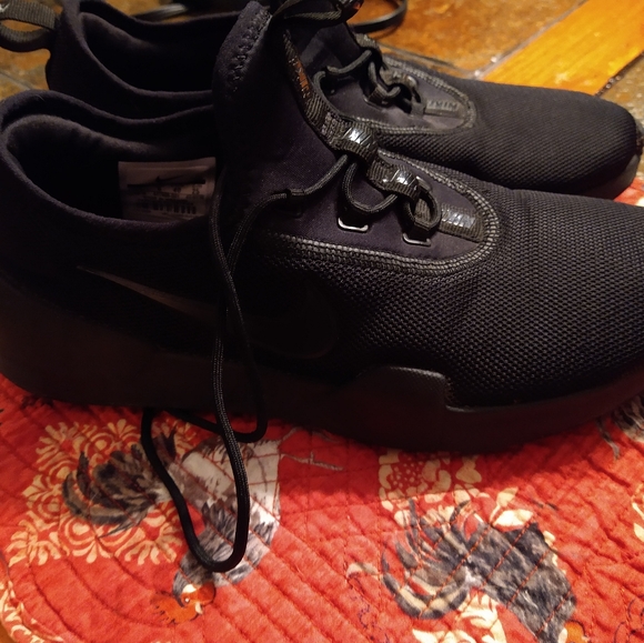 Boys size 7 Black Nikes, like new! - Picture 2 of 3
